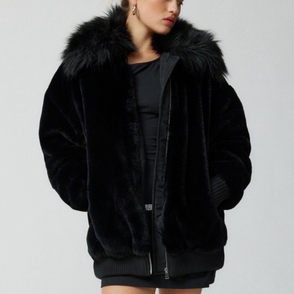 Urban Outfitters x Steve Madden Sylvia Faux Fur Coat Black Size XS Runs big